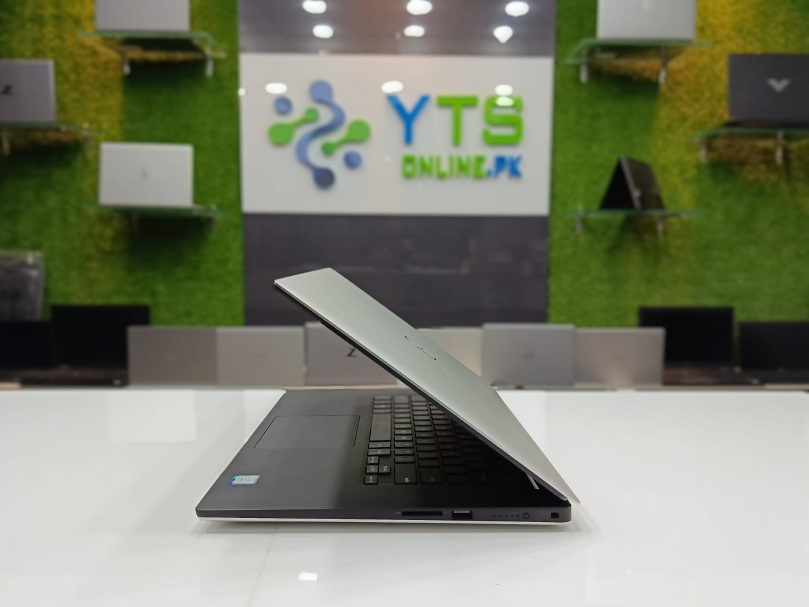 Dell Precision 5530 | Intel Core i7-8850H | FHD (1920x1080) Display