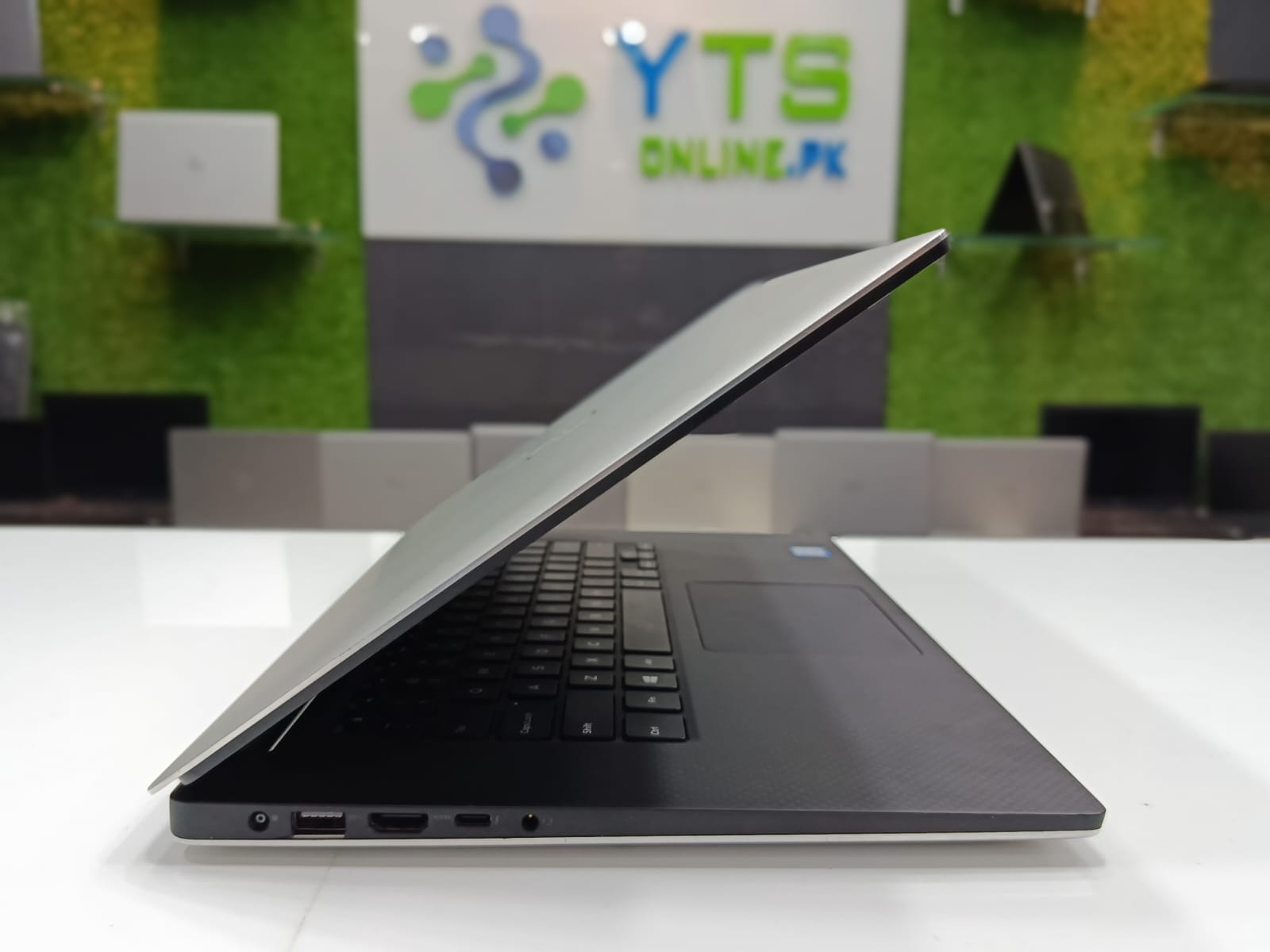 Dell Precision 5530 | Intel Core i7-8850H | FHD (1920x1080) Display